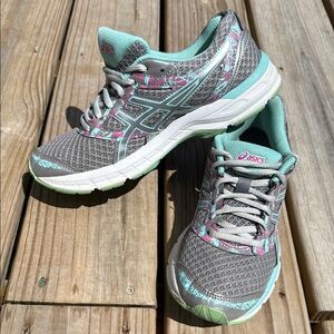 ASICS Size 7 Gray and Green Athletic Shoes with Breathable Mesh